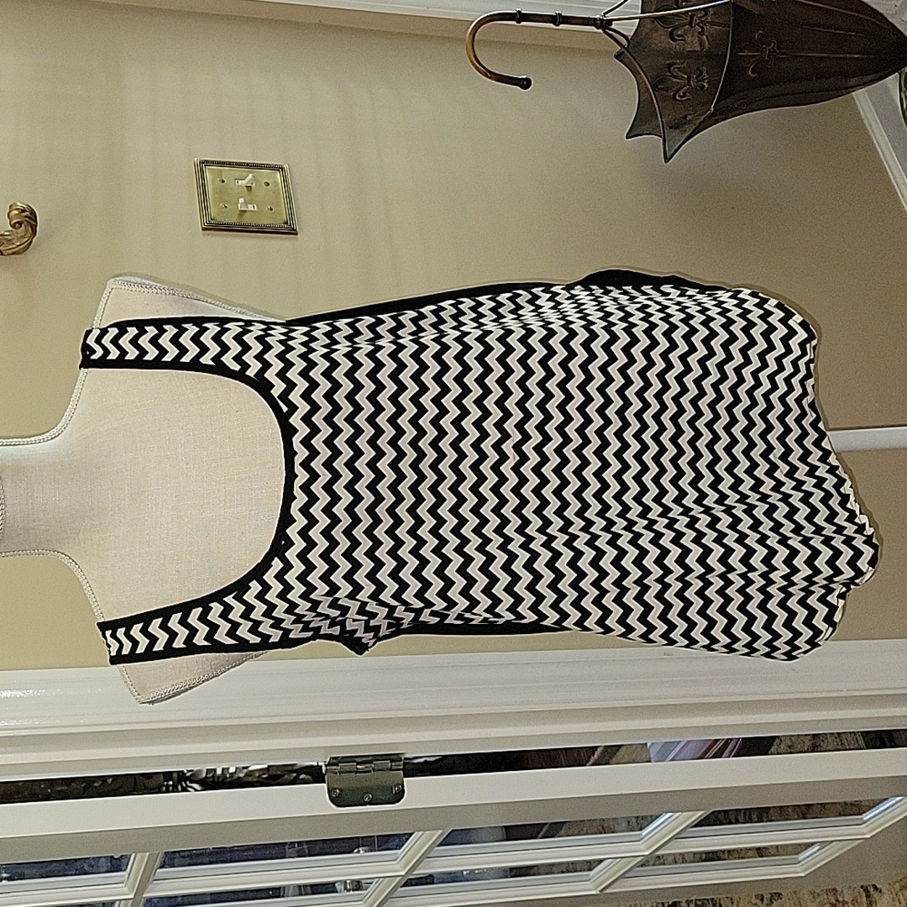 Wishful Park black white herringbone tank top longer solid back scoopneck L EUC…